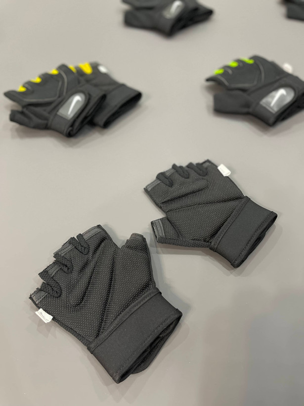 دستکش ورزشی زنانه مدل نایک دو رنگ چسبی Nike کد 0332